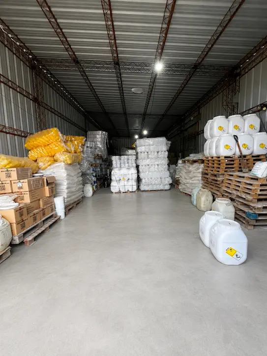Depósito industrial con productos químicos